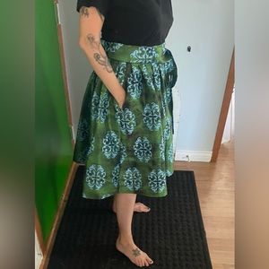 Glamorous full skirt with lining and pockets